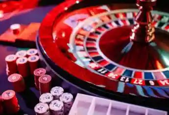 Live22 Demo Myanmar ကစားသမားများ မိုဘိုင်း APP ဖြင့် Poker ကတ်ဂိမ်း ကစားနေသောမြင်ကွင်း